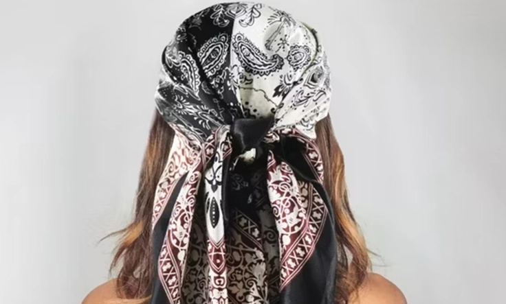  Cover your hair with a beanie, scarf, or hood to shield it from cold breezes and reduce damage.